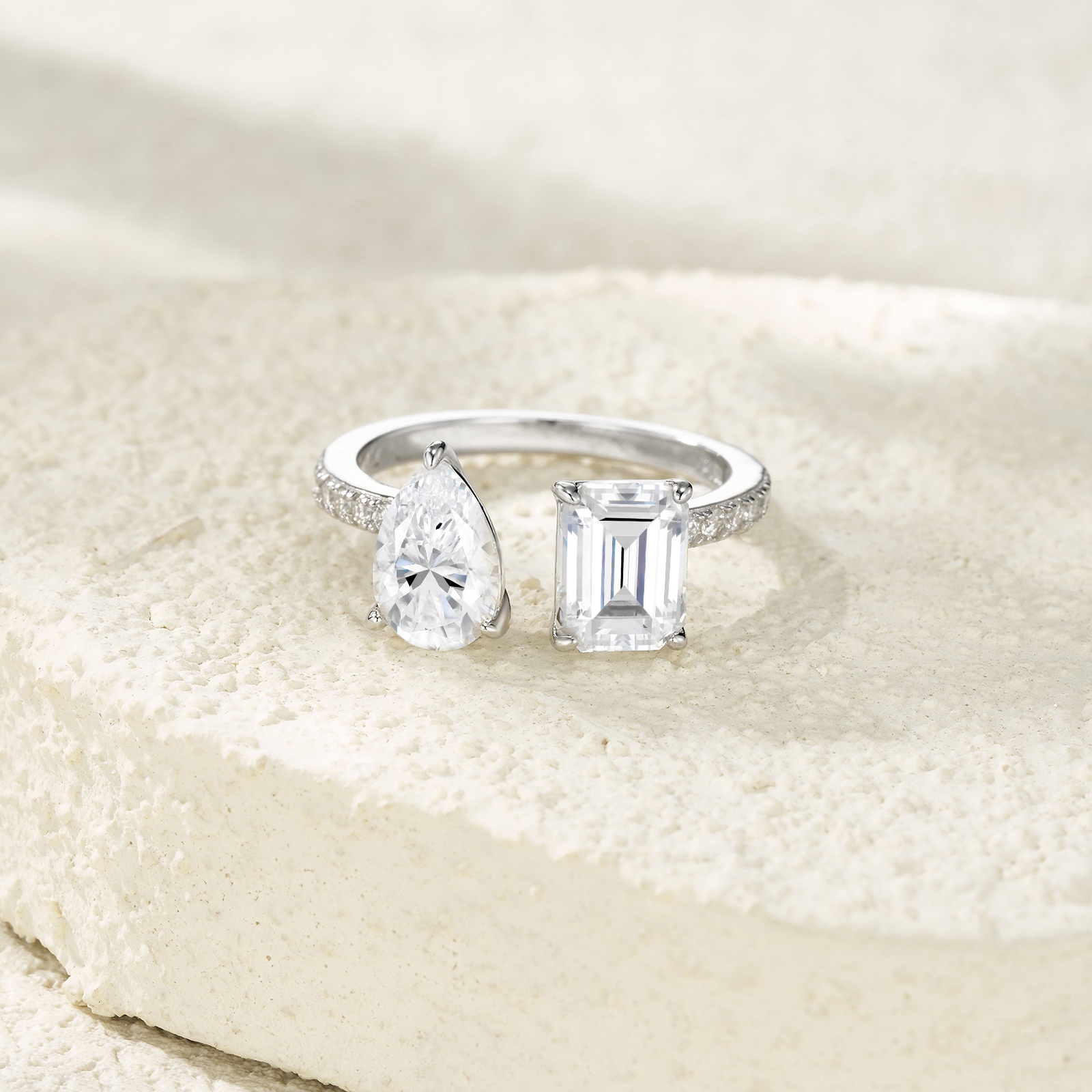 A Luxurious And Fashionable Minimalist Jewelry Ring Featuring Top-quality Moissanite, Made Of S925 Silver Electroplated With Platinum.