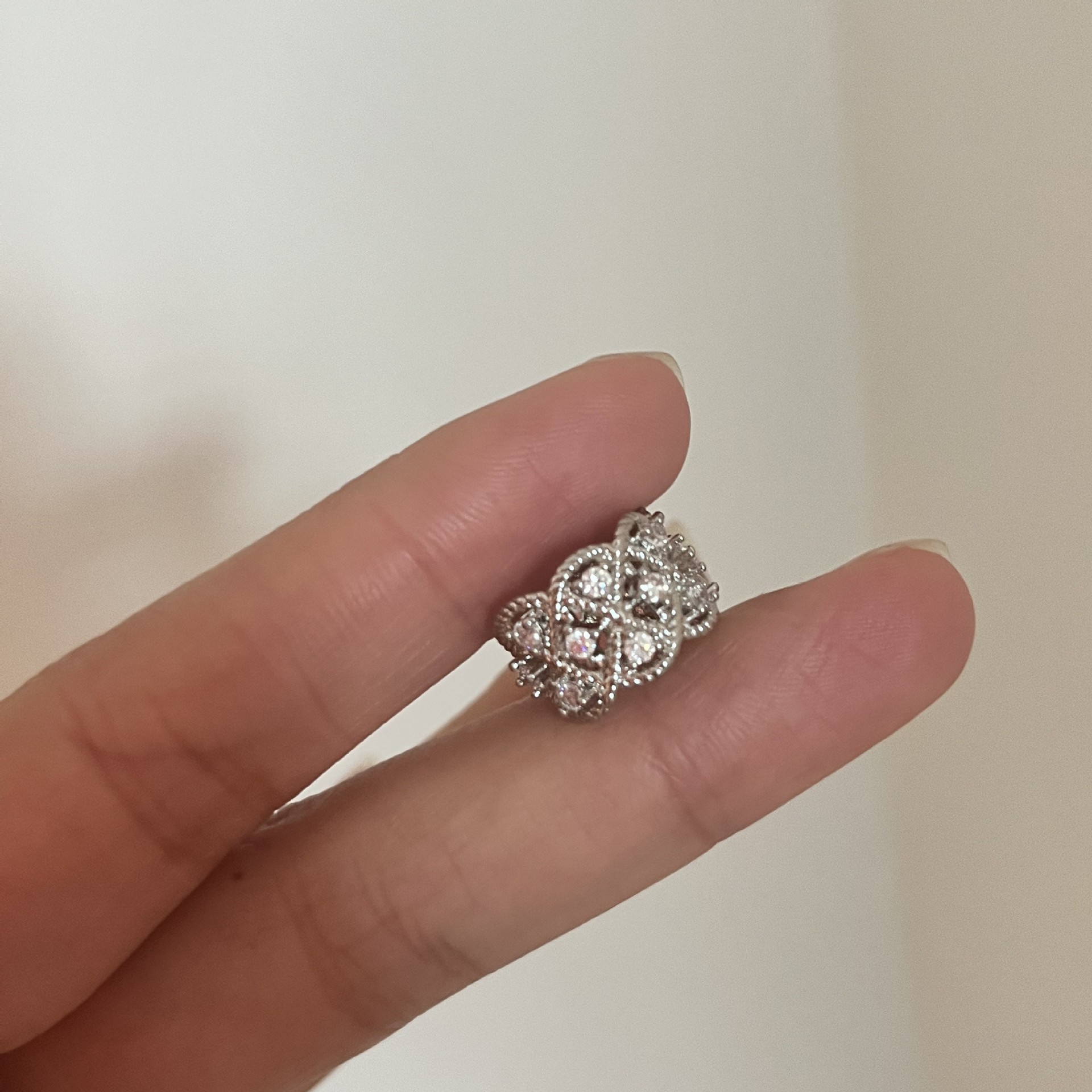 2026 New French Girly Hollow Zircon Paved Ear Cuff