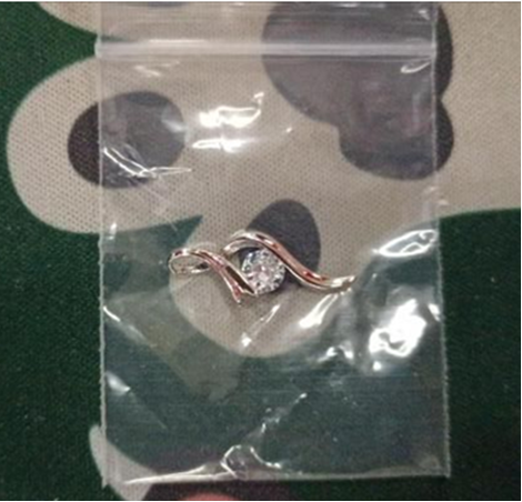 قلادة كريستال طبيعي بتصميم فضة عتيقة