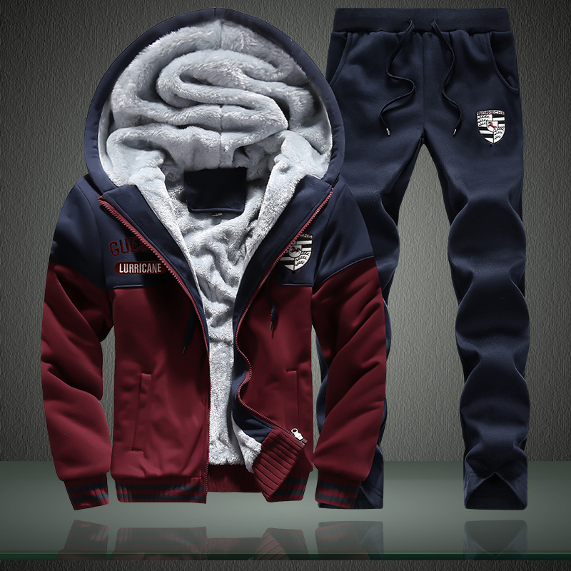 بدلة رجالية مع بنطال رياضي مبطن بالمخمل بأكمام طويلة وغطاء للرأس