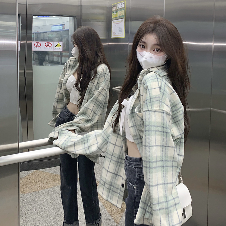 قميص بولو فضفاض بأكمام طويلة وياقة نسائية بلون أخضر مع علامة صح