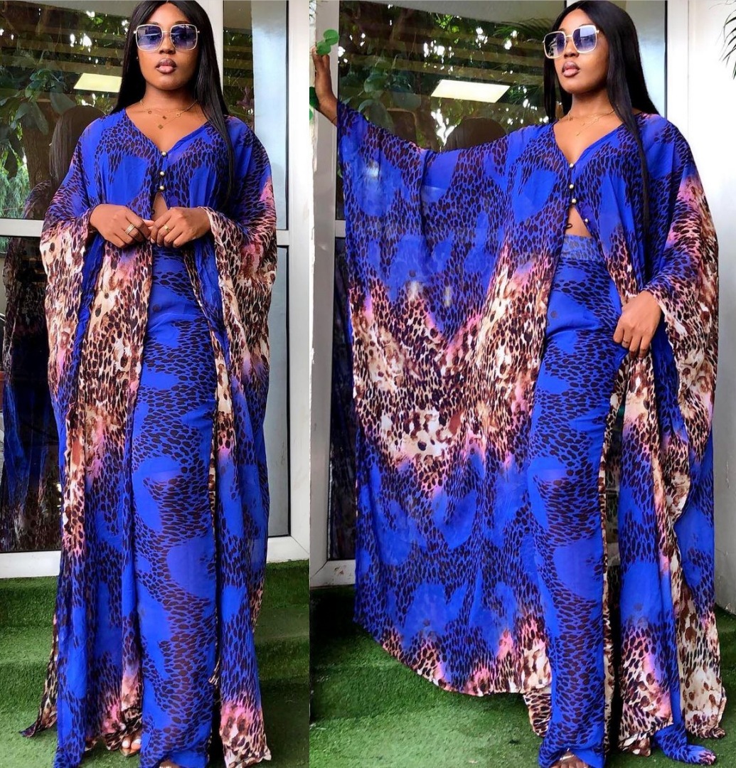 Ensemble robe et pantalon de couleur africaine