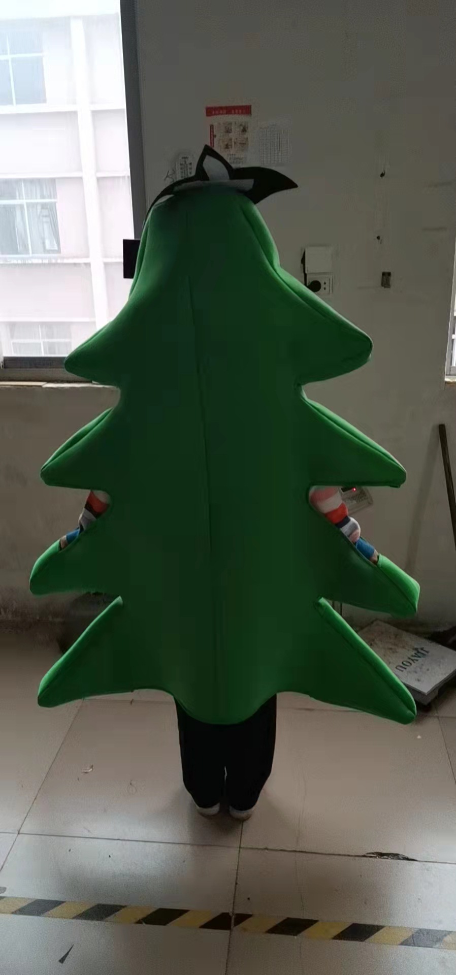 Title 5, Ropa de muñeca de árbol de Navidad puesta en es...