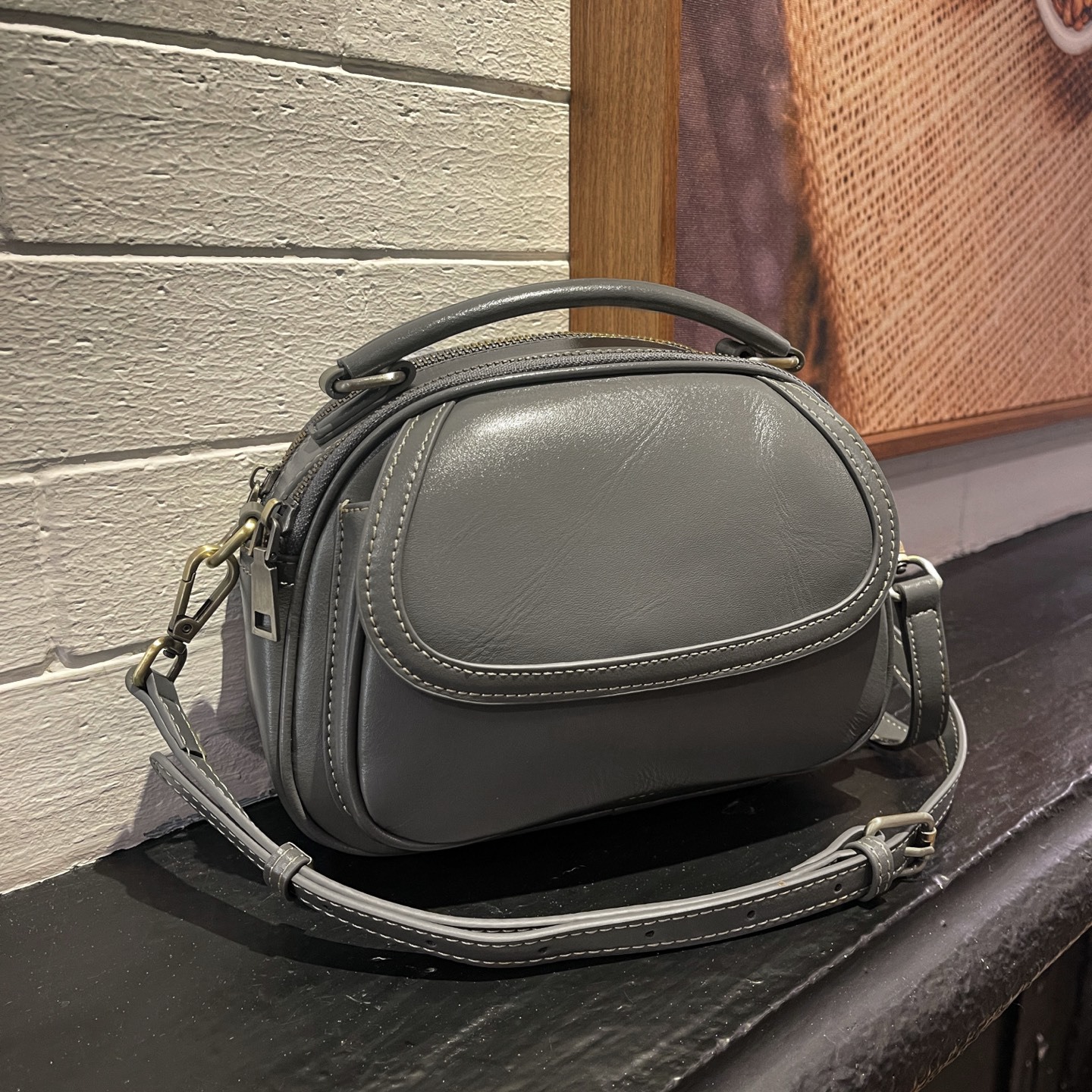 Top-grain Leather Single-shoulder Crossbody Bag, 2025 New Women's Vintage Handbag, Stylish And Versatile Simple Small Round Bag 6