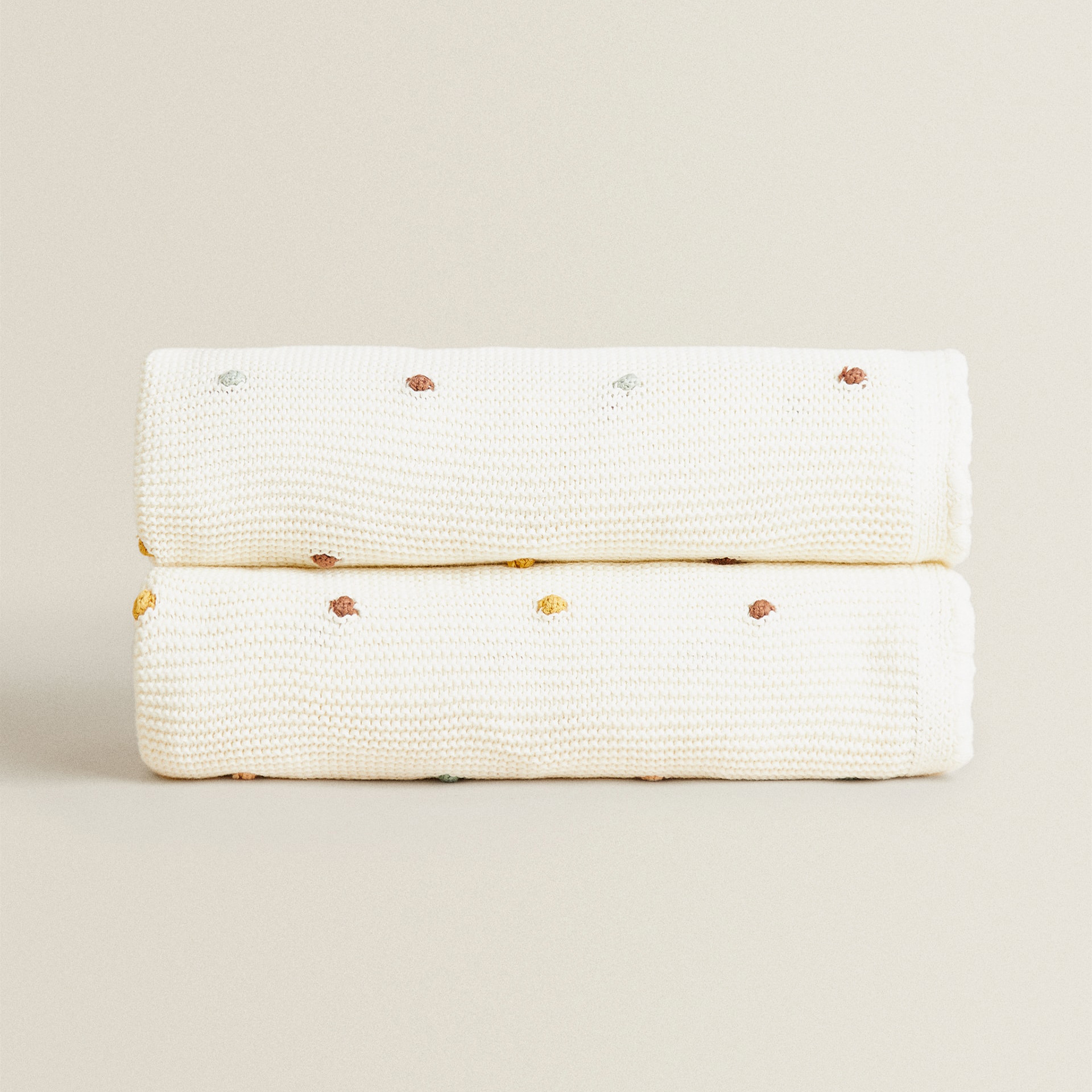 bd0e2f9f f1bf 4ab6 90f3 12d7f2fb6369 - Cotton Hooked Edge Nap Cover Blanket