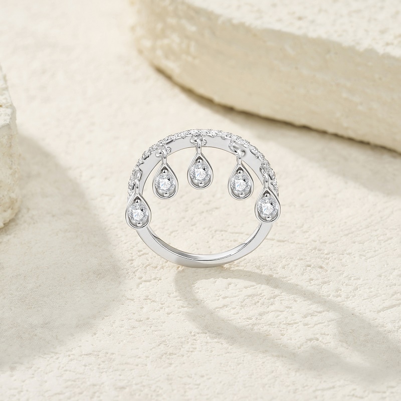 A Luxurious And Fashionable Minimalist Jewelry Ring Featuring Top-quality Moissanite, Made Of S925 Silver Electroplated With Platinum.