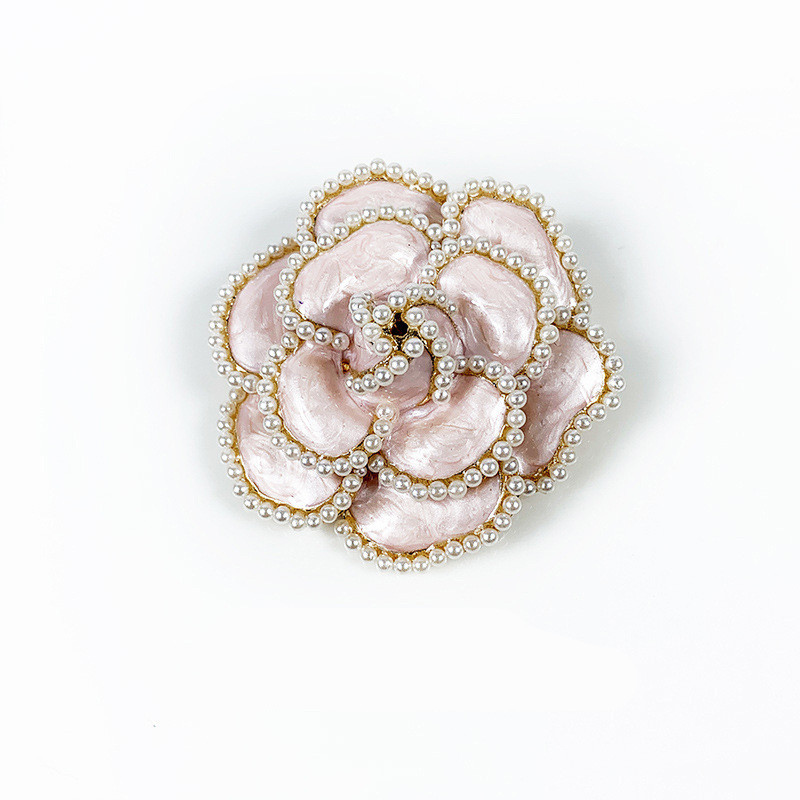 Title 3, Camellia brooch trinket