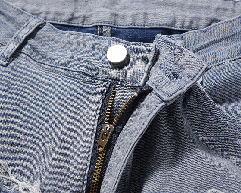 بنطلون جينز بتطريز ممزق ومغسول بتصميم المحتال