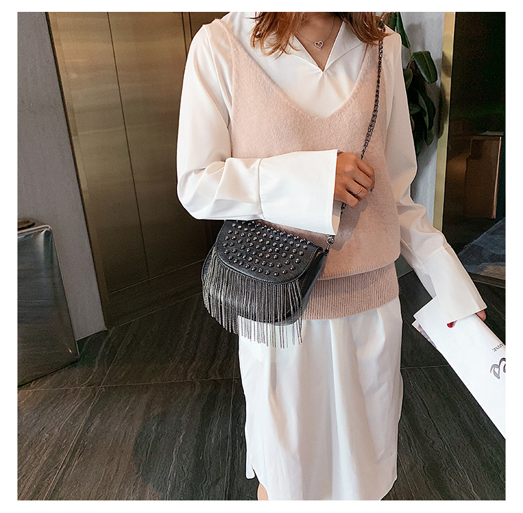 حقيبة نسائية صغيرة مربعة بتصميم كتف واحد وأسلوب مسمر عصري