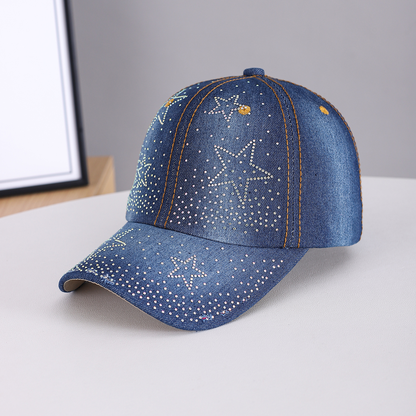 Spring And Summer Style Of Glittering Star-pattern Gradient Full-diamond Brimmed Water-washed Street Cool Baseball Cap, Suitable For Daily Commuting And Outings.