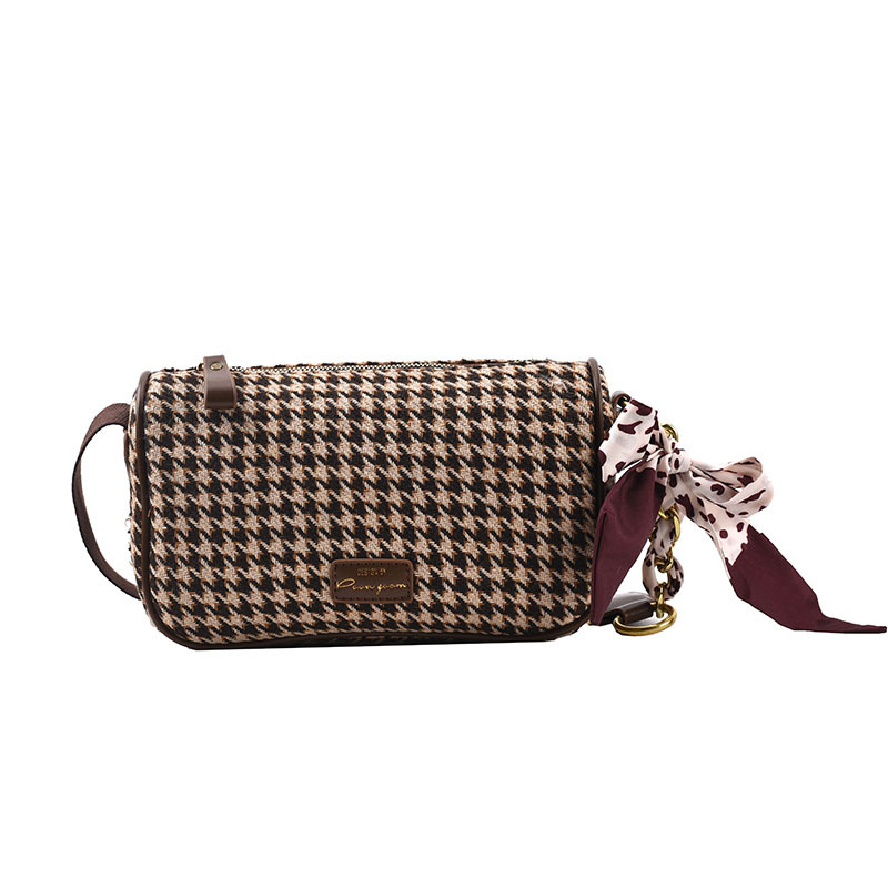 Title 3, Sweet Wind Houndstooth tecendo moda em vento