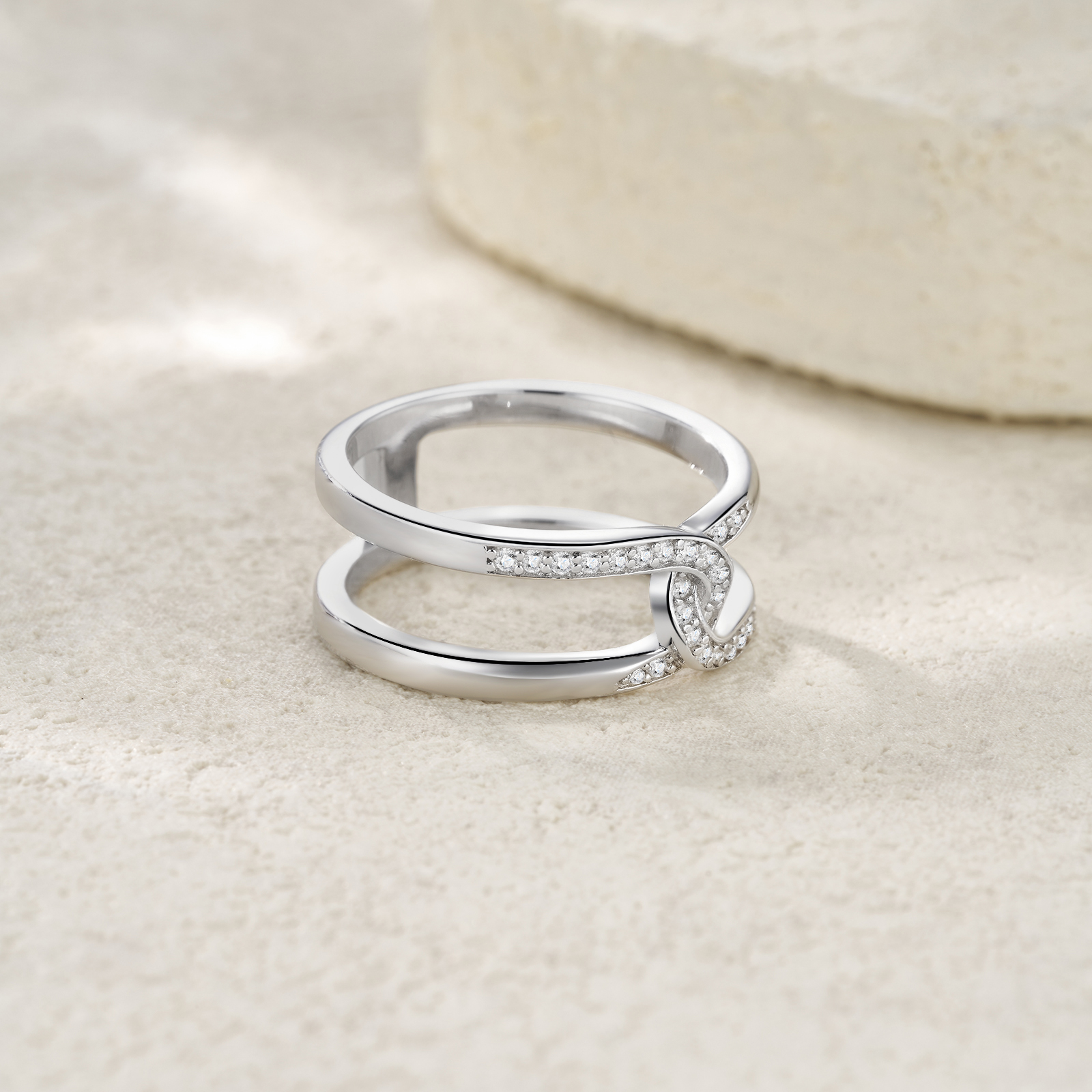 A Luxurious And Fashionable Minimalist Jewelry Ring Featuring Top-quality Moissanite, Made Of S925 Silver Electroplated With Platinum.