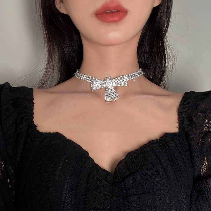 عقد فتاة أنيق بتصميم قوس ماسي كامل