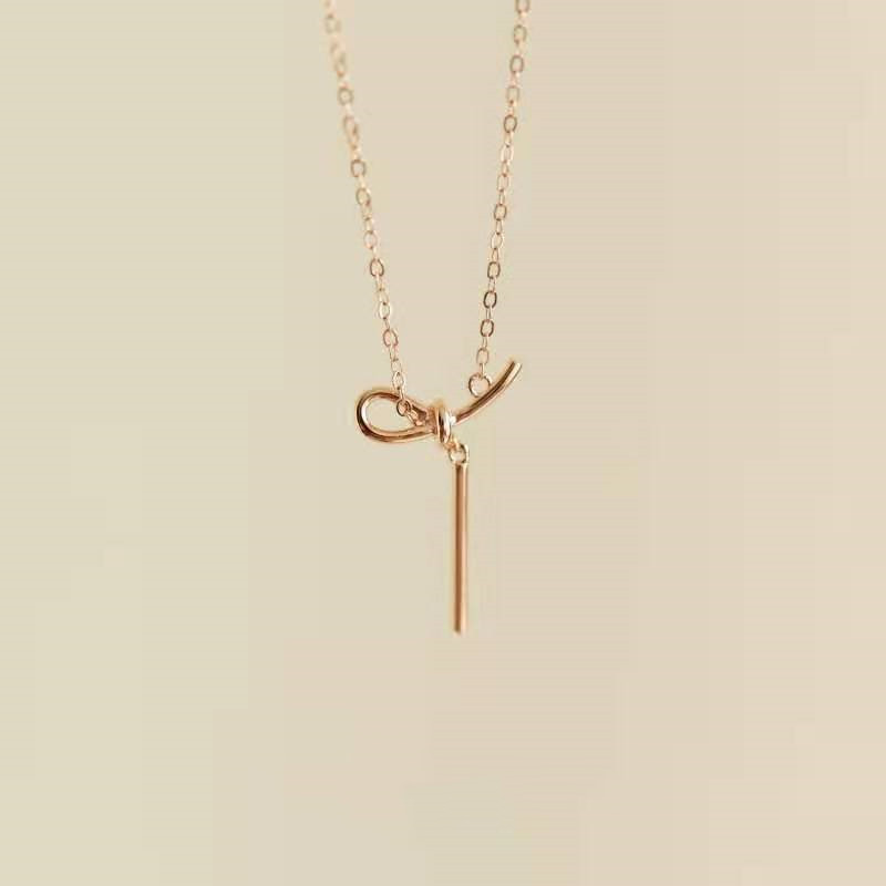 سلسلة عظمة الترقوة بطبعة عقدة فيونكة مع شرّابات بأناقة وعصرية