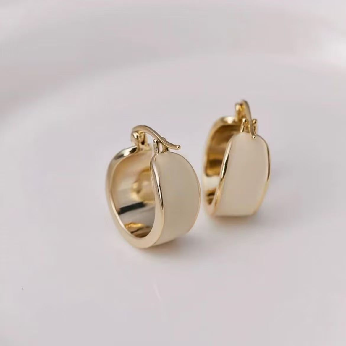 Light Luxury Vintage White Enamel Hoop Earrings, 2026 New Trendy Unique Metal Earrings, Elegant & Versatile