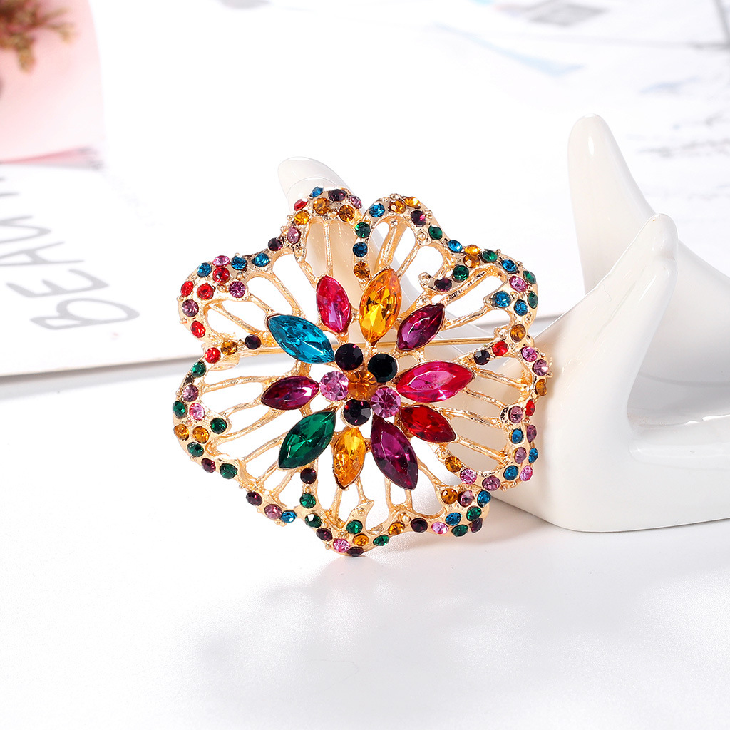 Title 3, Corsage de flor oca de strass cor vintage