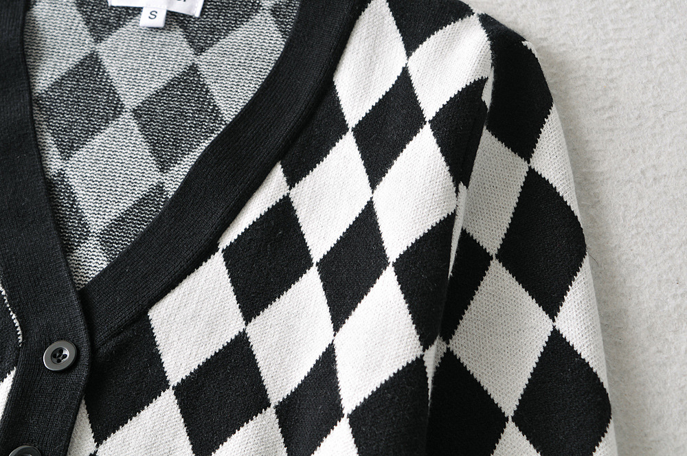 V-neck Black And White Diamond Single-breasted Long-sleeved Knitted Cardigan