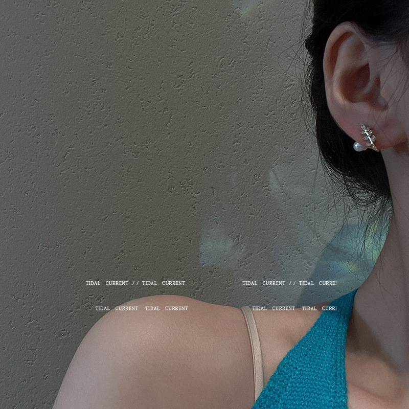 أقراط فضية بتصميم ورقة إبرة S925