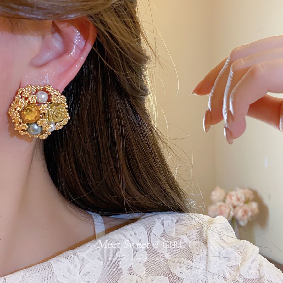 Silver Post Earrings With Classic Royal Court Style. Exquisite Flower Design Decorated With Diamonds And Pearls, Luxury, Unique And High-end For Daily Wear.