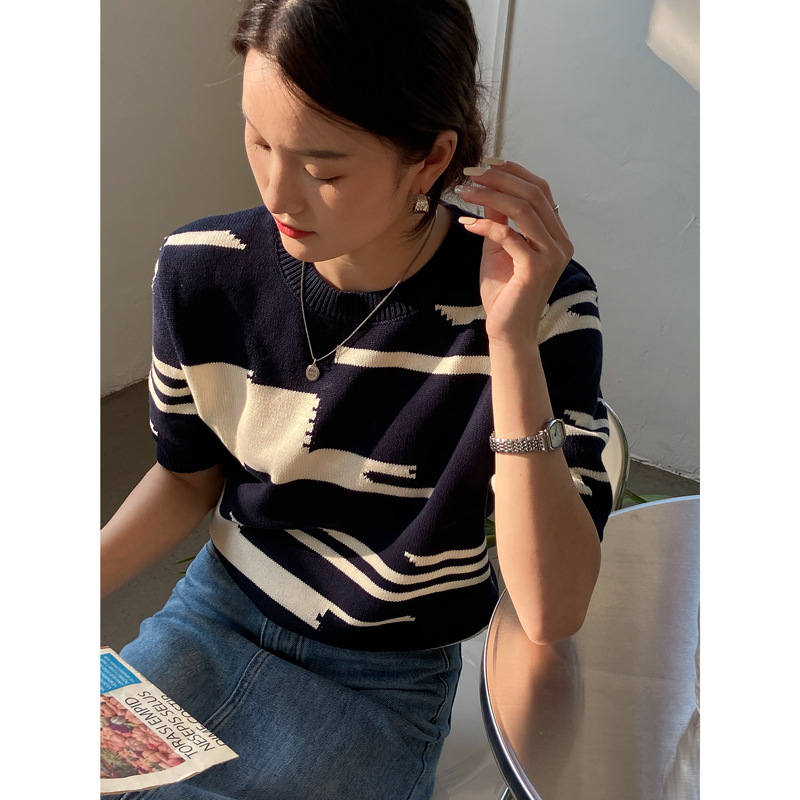 Women's Irregular Pattern Round Neck Short Sleeve Knitted Sweater