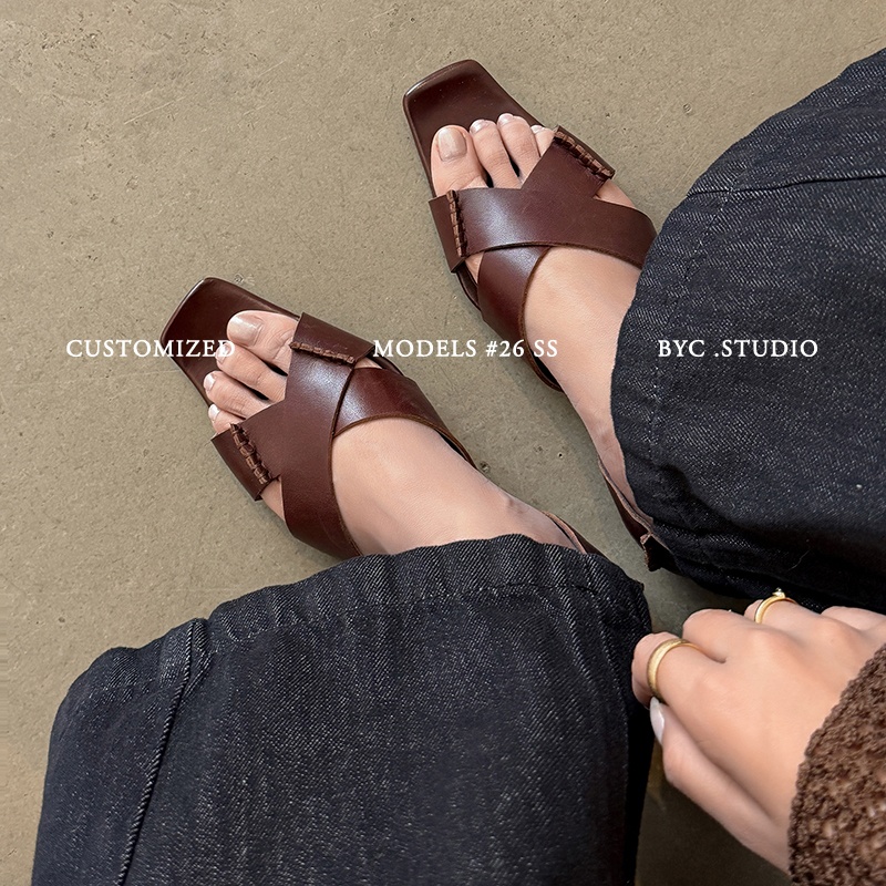 Quiet luxury flat sandals black leather — Sarah Express