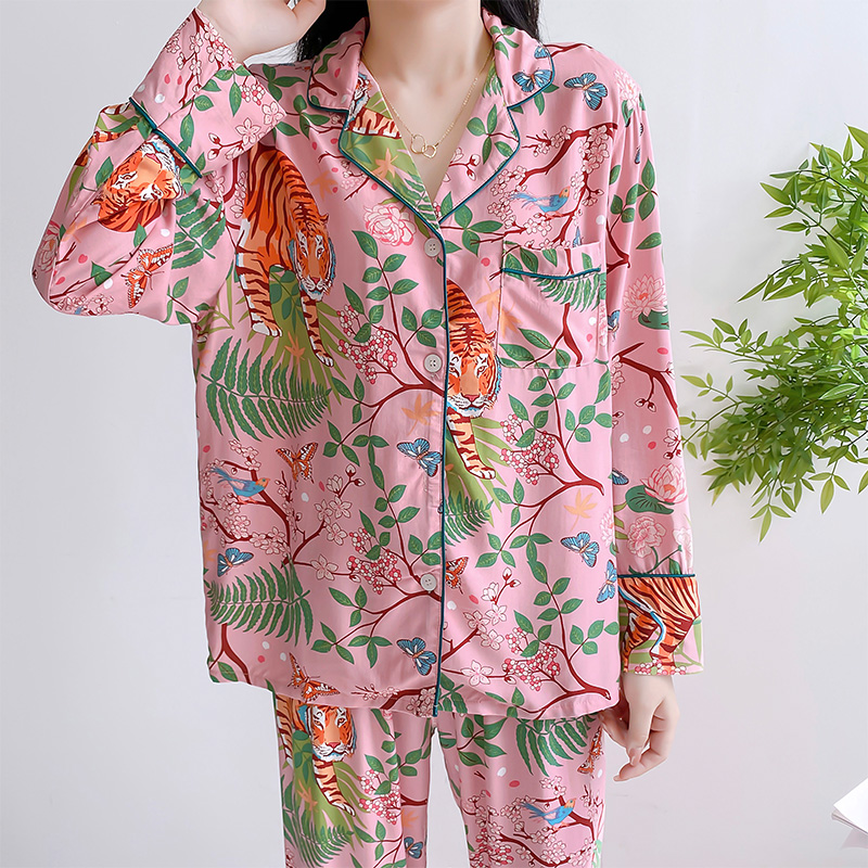 بجامة نسائية بطبعة خريف وشتاء جديدة