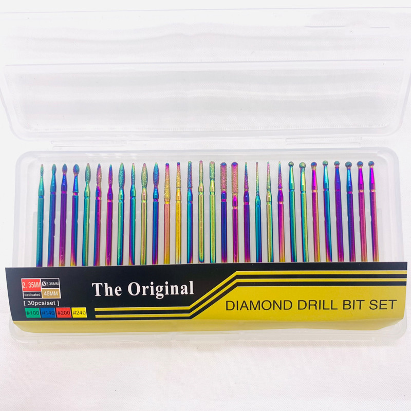 värvitud küünelakipea komplekt