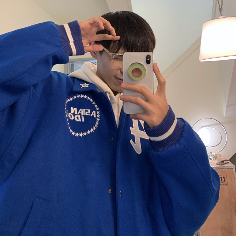 جاكيت مطرّز بتصميم رجعي أمريكي ولون أزرق كلاين مع طية صغيرة