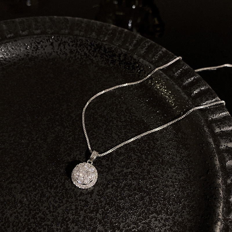 Rotate The Rotating Zircon Ring At The Time Of The Explosion