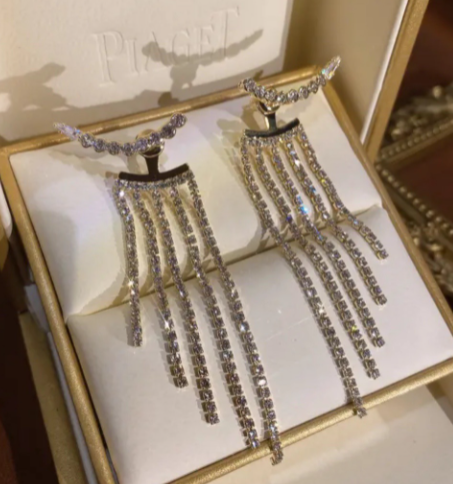 تصميم فاخر بشبكة طويلة من شرابة الأحمر مع مظهر مفعم بالألماس