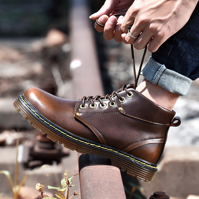حذاء مارتن للرجال بنمط بريطاني متوسط الارتفاع بتصميم متعدد الاستخدامات