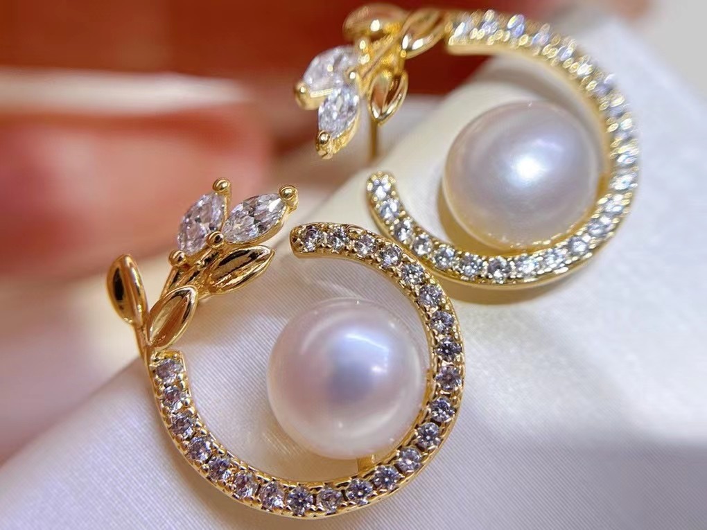 Freshwater Pearl Full Diamond Inlaid Moon Cassia Twig Ear Studs - 8