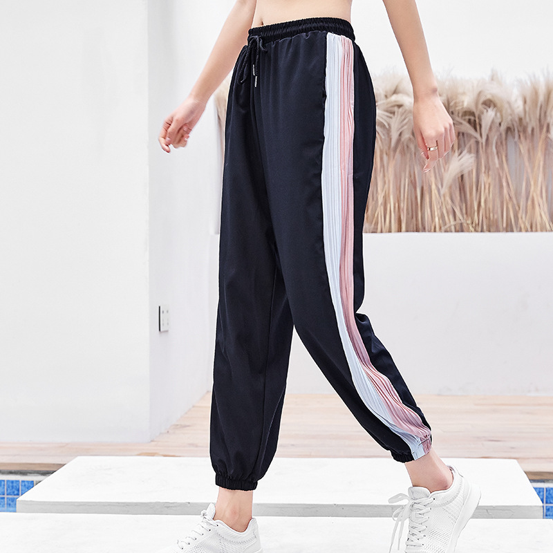 Title 3, Damen Sweatpants mit Farbkontrast und Crinkle-E...