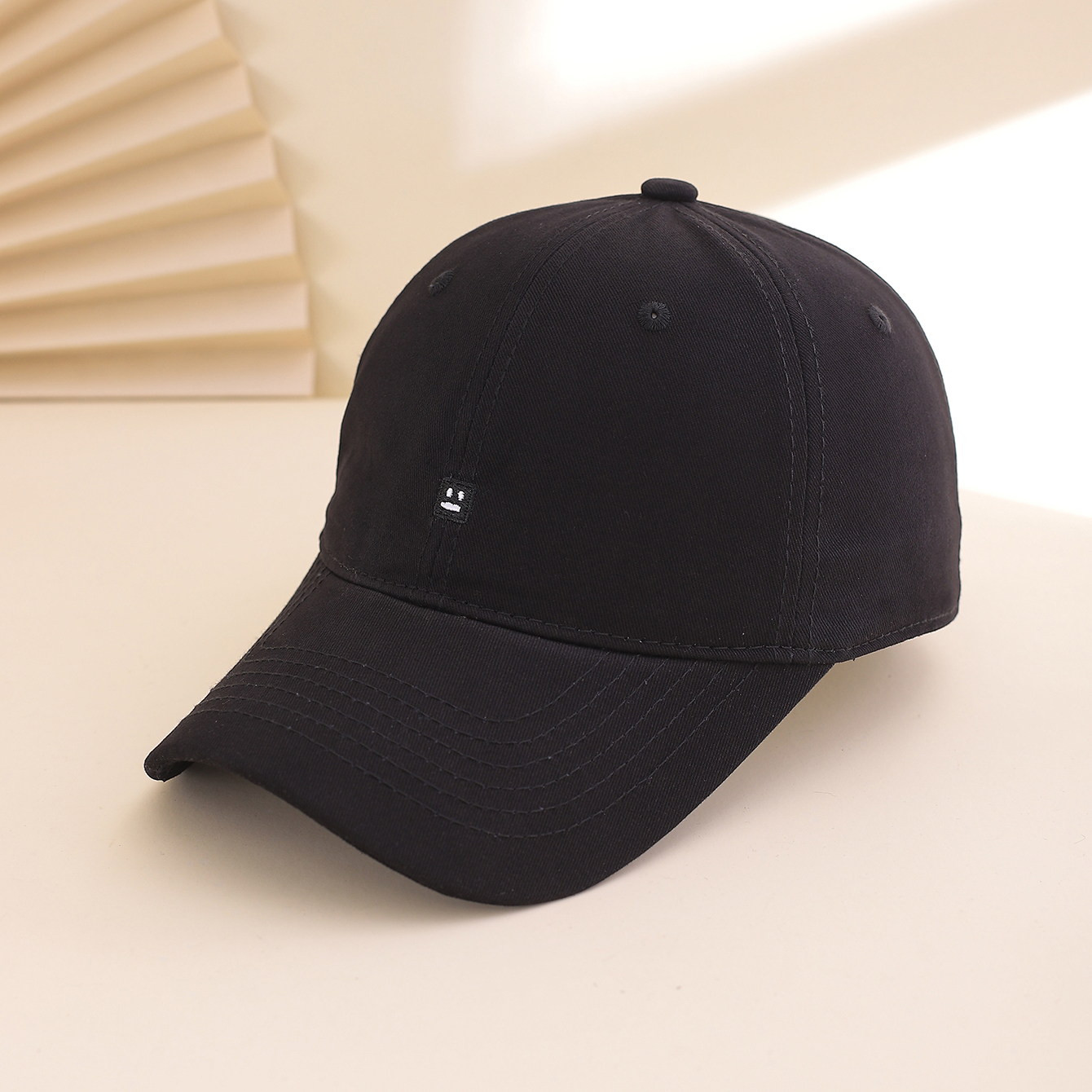 Solid-color Embroidered Smiling Face Baseball Cap For Daily Commuting, Sun Protection While Traveling, And Photography Purposes.