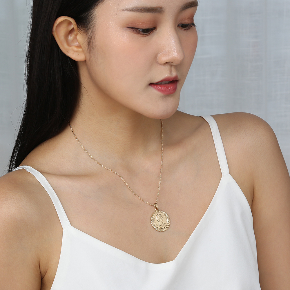 Round Coin Pendant Necklace Portrait Pendant Exquisite Necklace
