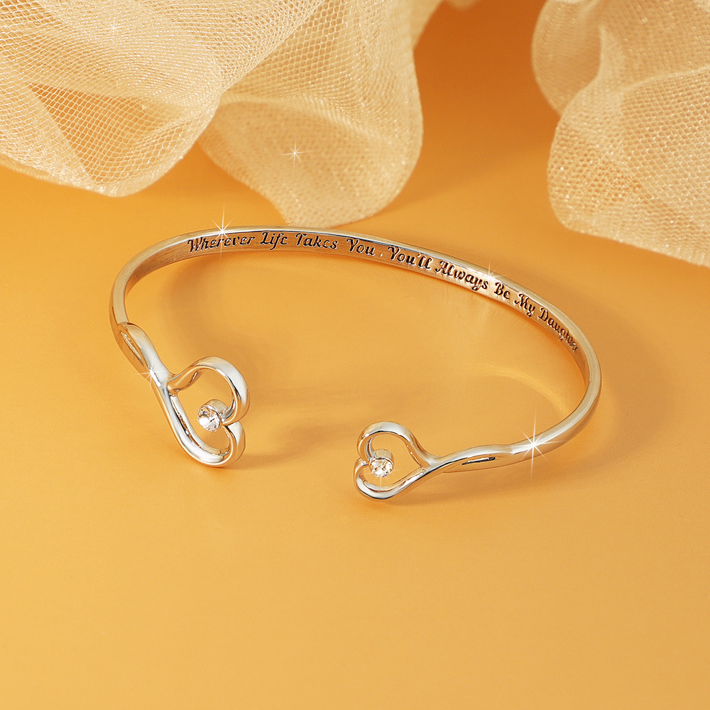 Copper Corrosion Engraved With Diamonds At Both Ends Of The Openwork Peach Heart Bracelet