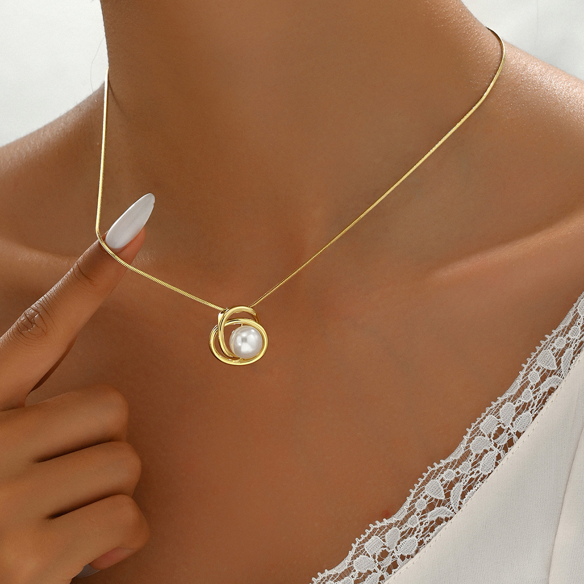 Korean Soft Sweet Camellia Style Women Clavicle Necklace, Niche Design With Faux Pearl Strands & Intersecting Circle Pendant, Daily Versatile Neck Jew