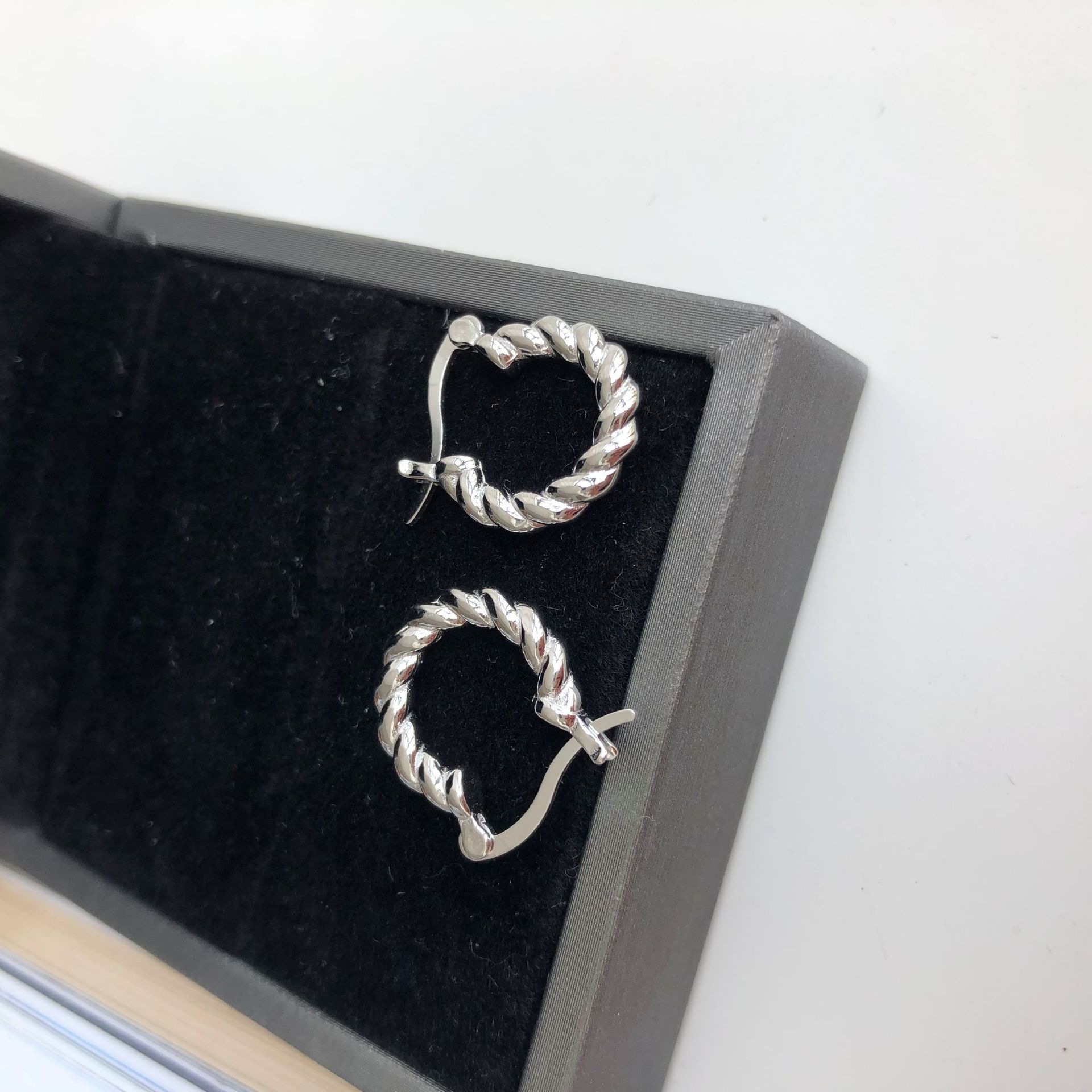 Whole Body Sterling Silver Twist Ear Buckle Female Ins Sense Niche Design