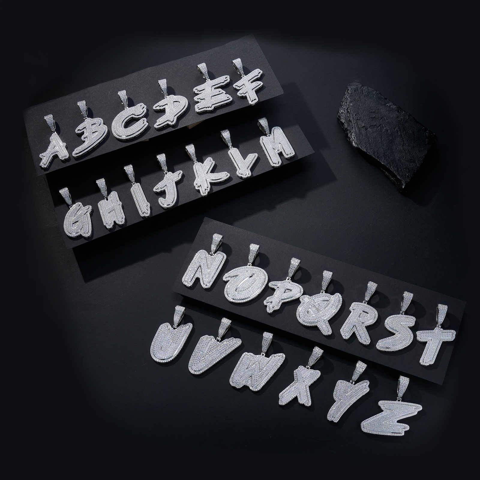 Fashion Shape 26 Letters -M Set Top Moissanite Luxury Fashion Light Luxury Trend Jewelry Silver Necklace Pendant, Using S925 Silver Electroplated Platinum Material.