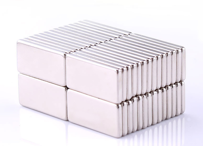 Мощный железный магнит