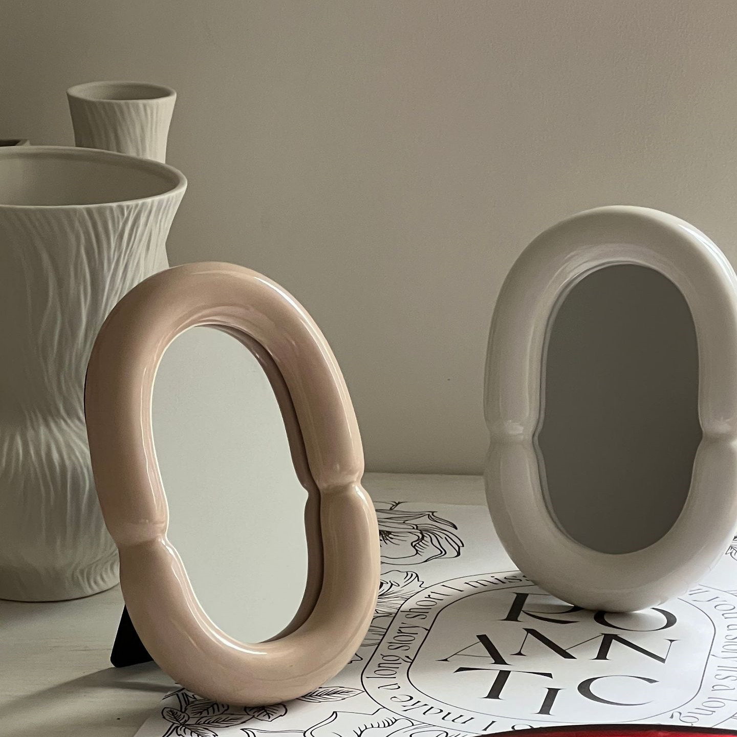 Specchio da bagno di lusso per la camera da letto con un'illuminazione intelligente