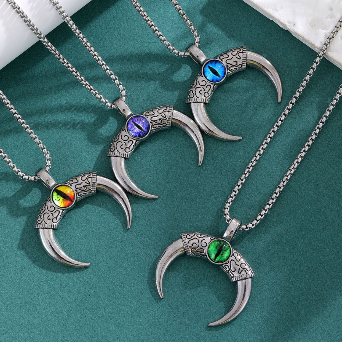 Mighty Bull Horn Devil's Eye Alloy Clavicle Chain