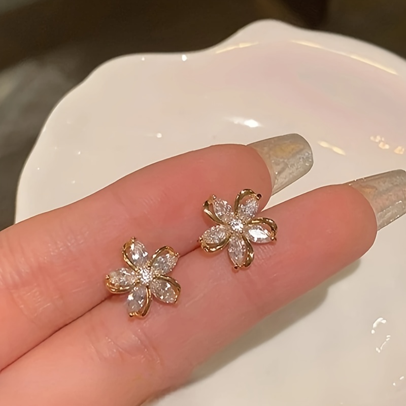1 Pair Vintage Elegant Five-Petal Flower Stud Earrings With Sparkling Rhinestones, Perfect For Women's Daily Wear Or As A Gift For Women & Sisters