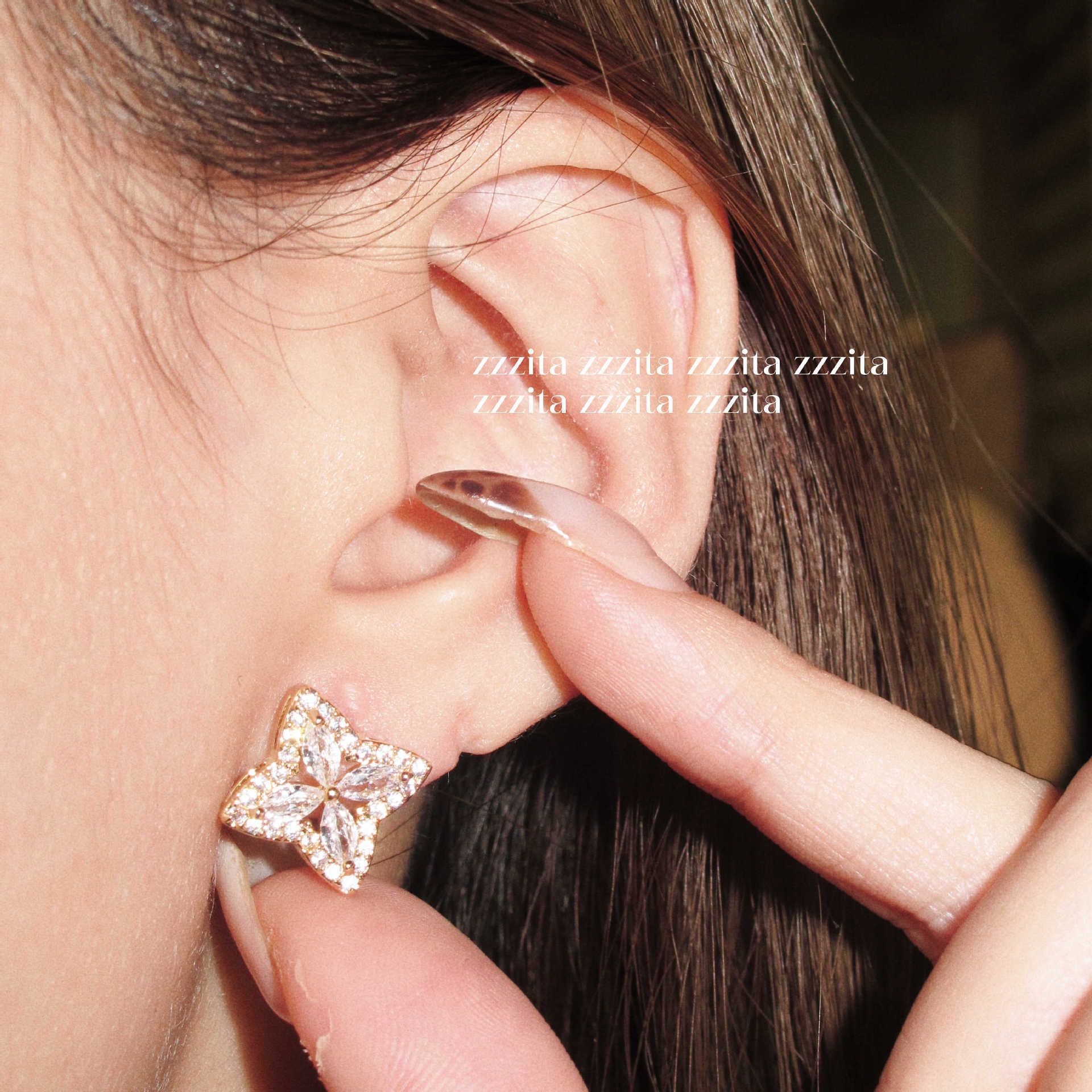 Light Luxury Elegant Hollow Four-Leaf Zircon Gold Stud Earrings, New Premium High-End Ear Jewelry For Women
