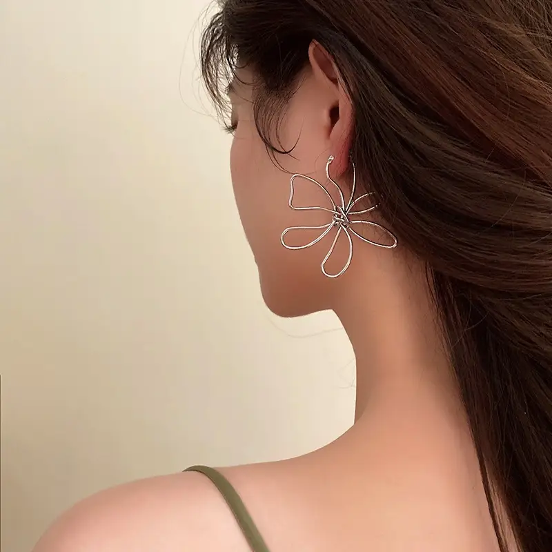 Retro Senior Sense Niche Design Minimalist Metal Lines Flower Earrings
