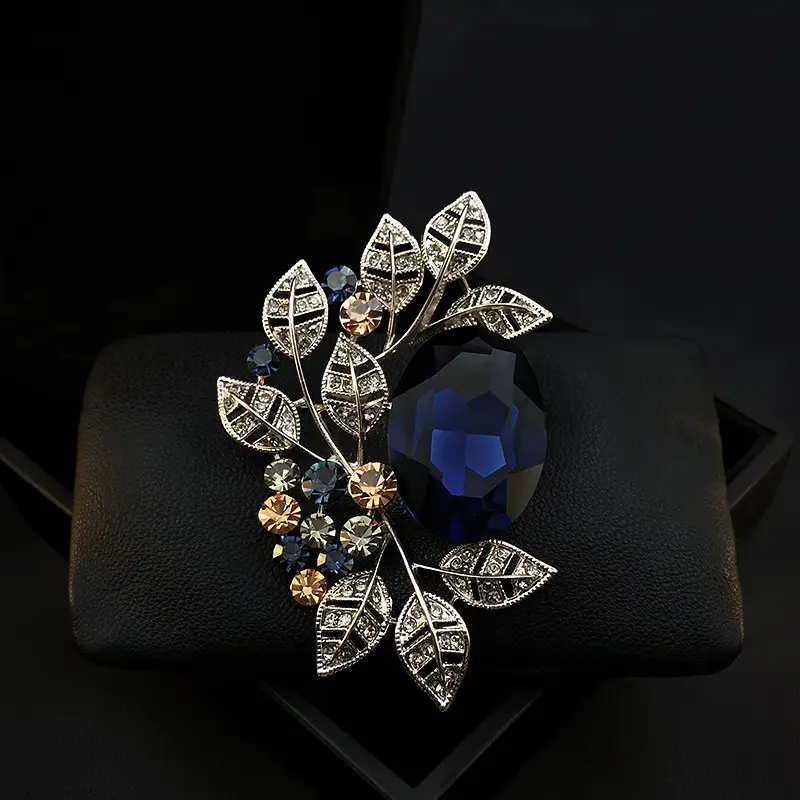 Men's and Women's Fashion French Vintage Atmospheric Brooches