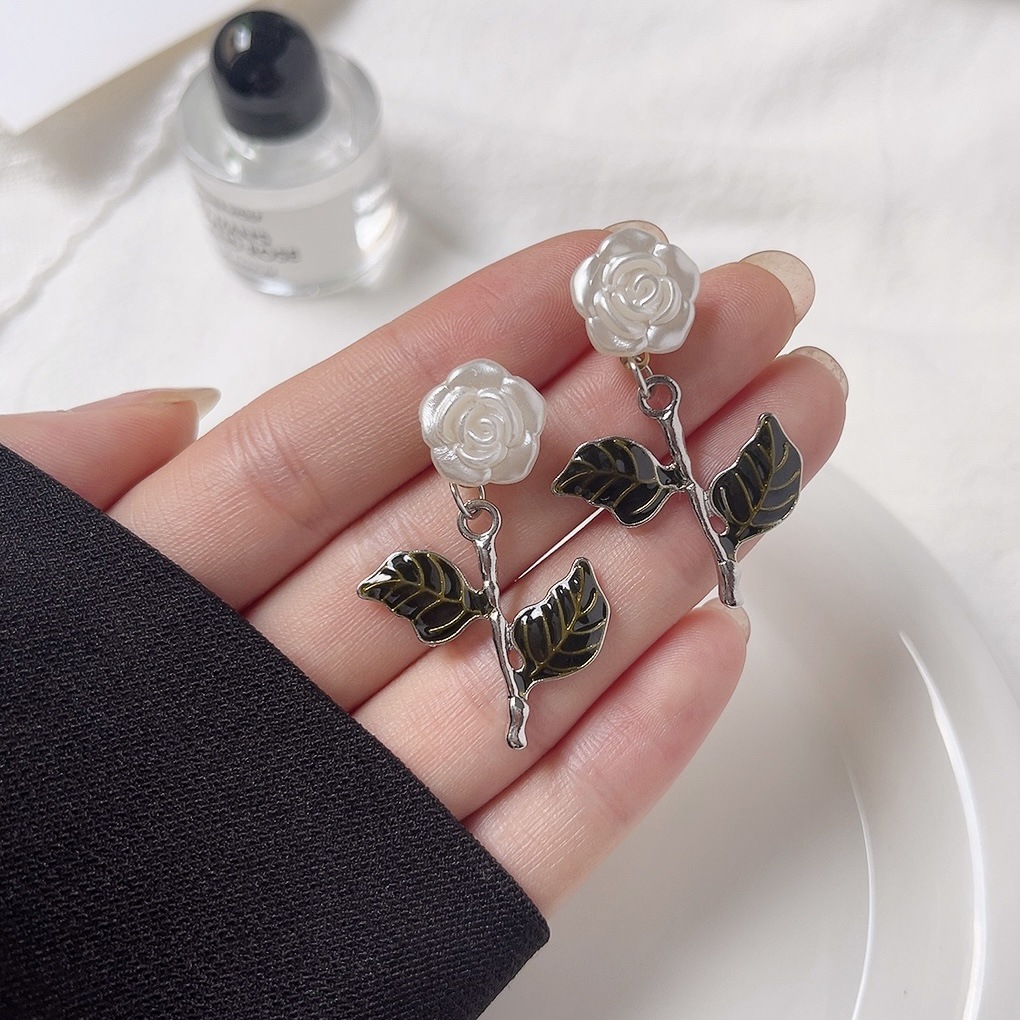 Light And Luxurious Dynamic Earrings