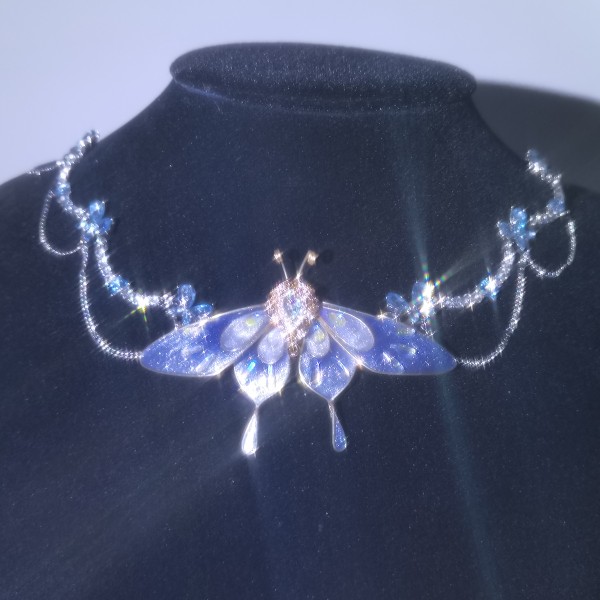 قلادة فراشة بزركون وتصميم زهور سائلة