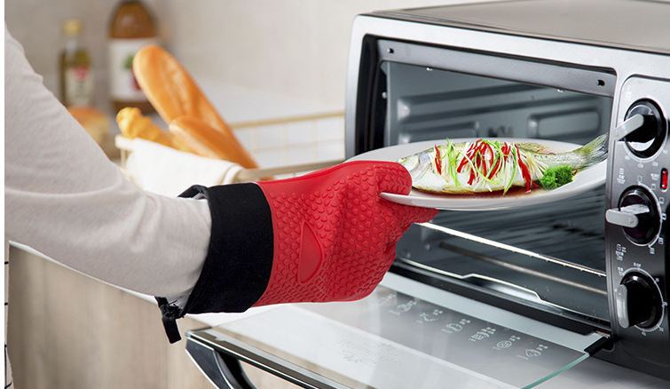 قفازات سيليكون مانعة للانزلاق بشكل قلب  
مقاومة للحرارة وعزل حراري