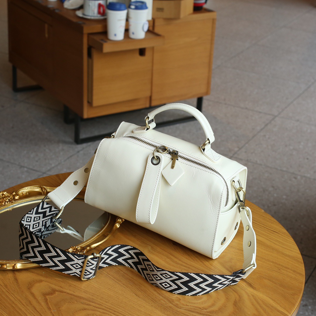 European And American Retro Women's First Layer Cowhide Shoulder Bag Crossbody Bag Melard Women's Bag Large Capacity Boston Small Square Bag in White